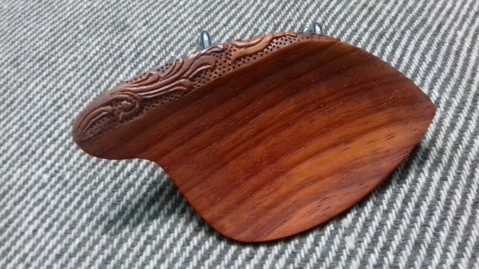 Beautiful Violin T Carved Chinrest -4/4 Size In Padouk Wood - 1pc
